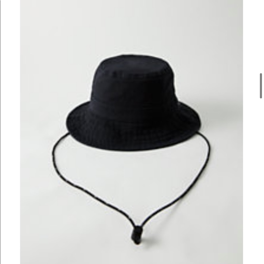 *NWT* Aritzia Tna Domino Bucket Hat Black *sold out online*